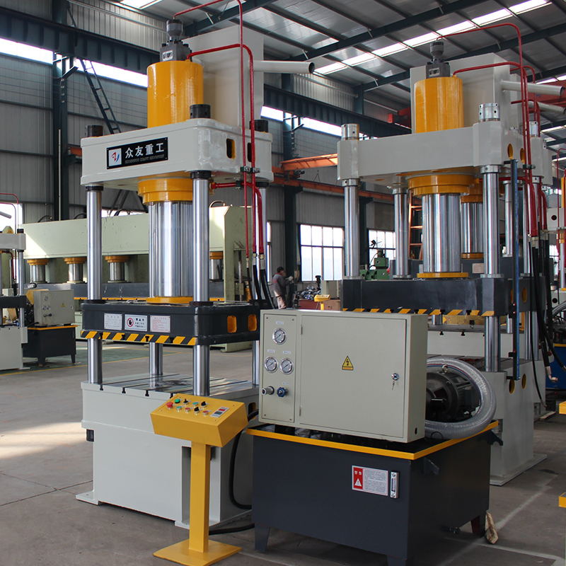 200噸三梁四柱鑄鋼件液壓機