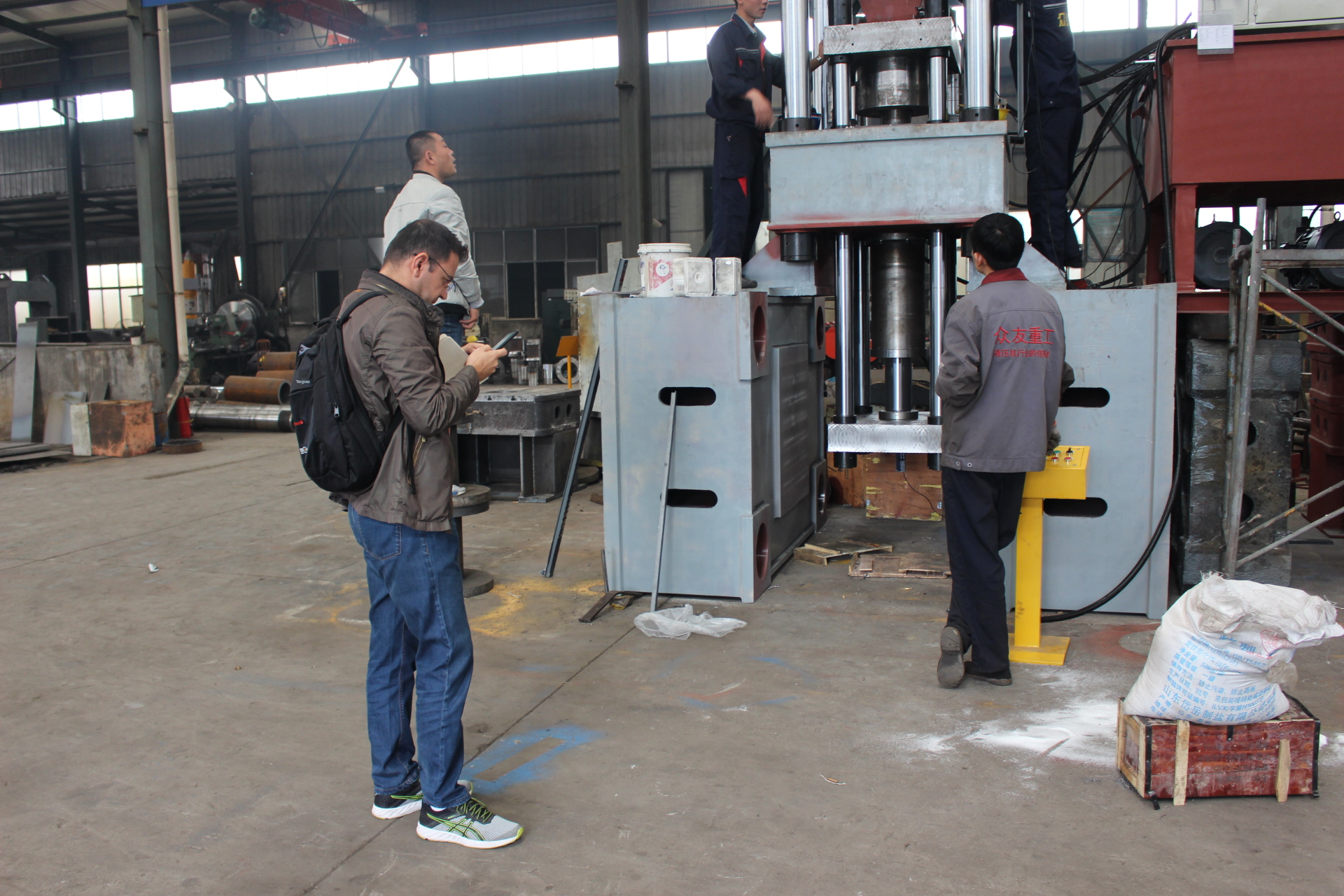 土耳其客戶來我公司驗貨鹽磚機